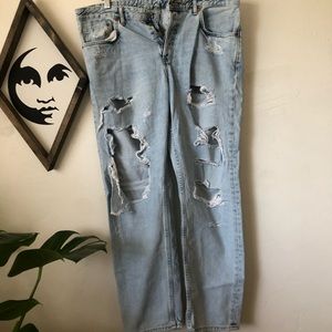 Extra-Distressed Lightwash Boyfriend Jeans